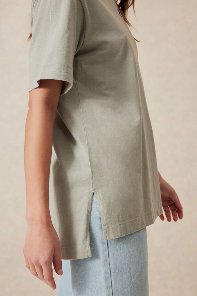 Longline Step Hem Tee - Soft Sage/Phantom Ceres Monogram Embroidery - Sare StoreCeres LifeTee